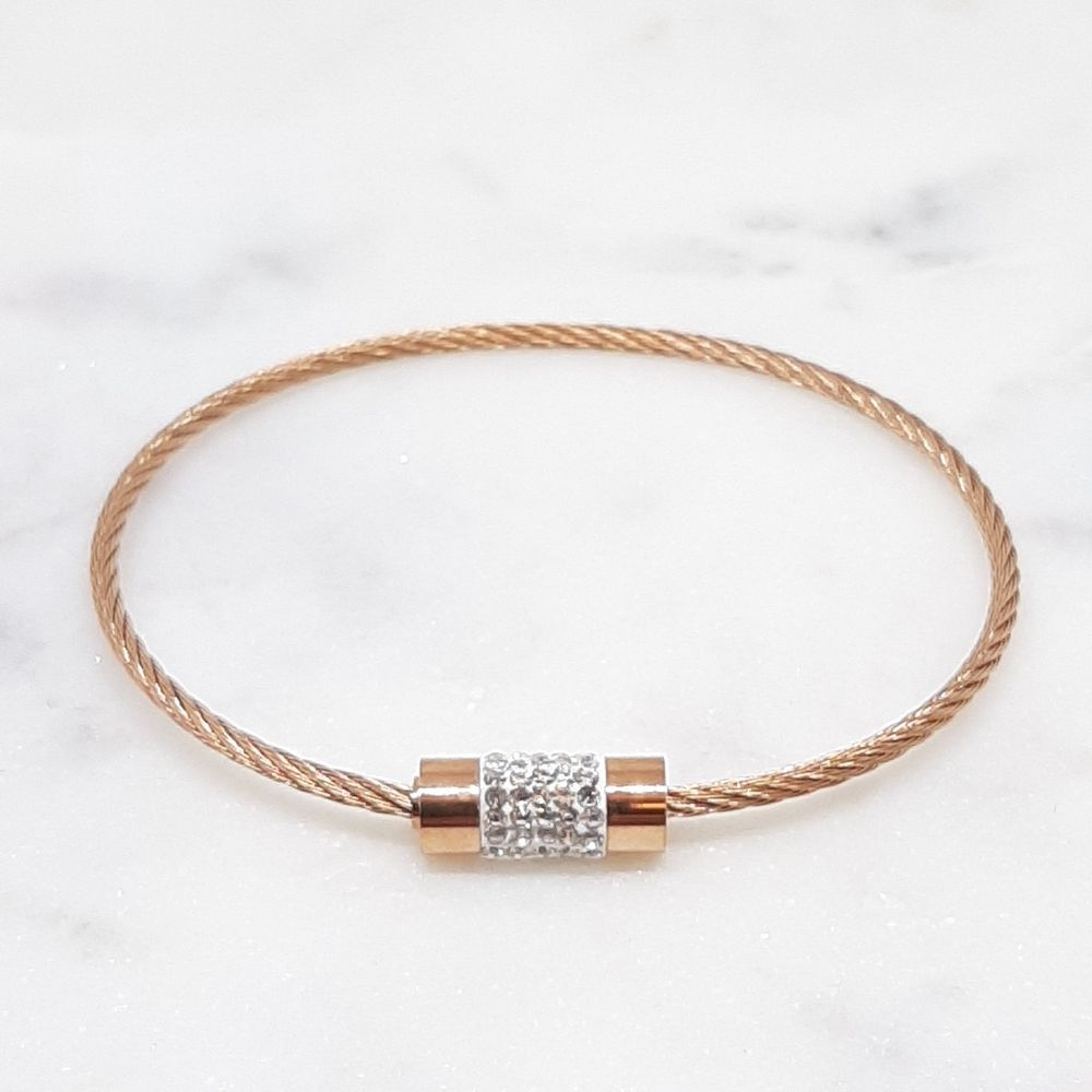 Bracelet cable acier or rose et fermoir orné de diamants