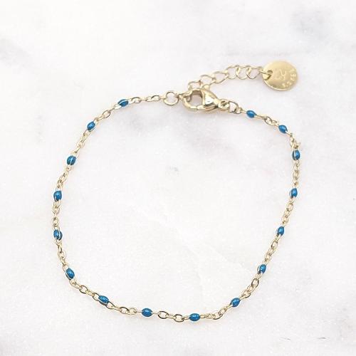 Bracelet doré fin avec perles bleu turquoise espacées