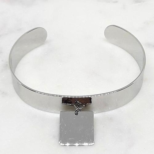 Bracelet Jonc martelé argenté en acier inoxydable, semi-ouvert avec une breloque carrée