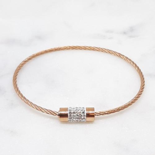 Bracelet cable en acier couleur or rose inoxydable et fermoir orné de diamants.