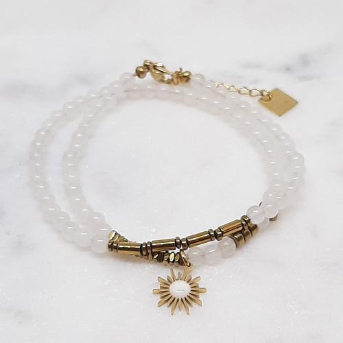 Bracelet double tour en quartz blanc s'assortira à toutes vos tenues branchées et estivales.