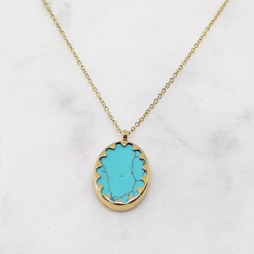 Ce collier en acier inoxydable trempé dans un bain doré est orné d'une médaillon ovale en turquoise.