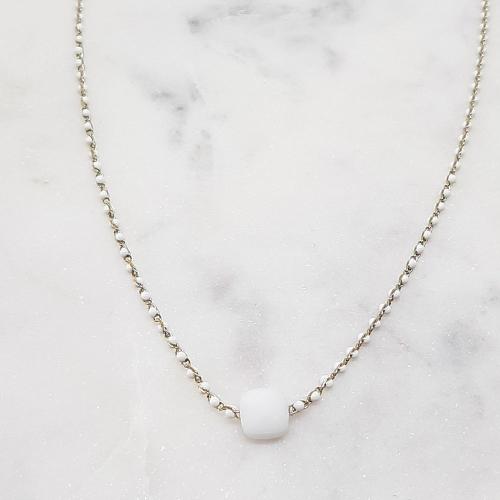 Magnifique collier avec une maille très originale entrelacée de perles blanches et pierre centrale facettée de 0,8cm