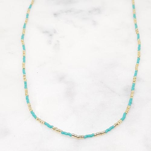 Collier en perles turquoise et or avec une longueur de 22 cm de long et 5 cm de réglage