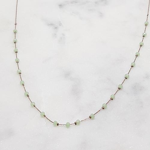 Collier ras de cou en acier inoxydable composé d'une chaine couleur or rose ornée de perles vert d'eau Fermoir mousqueton