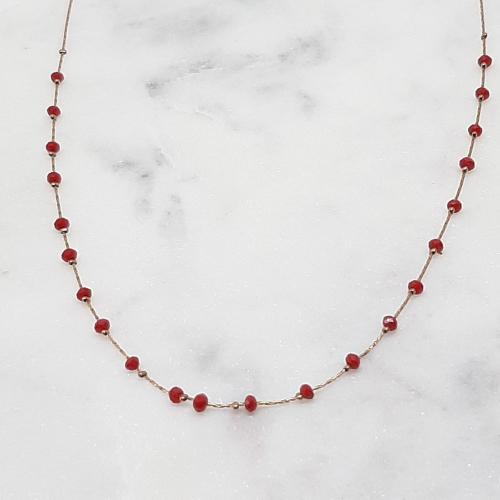 Collier ras de cou en acier inoxydable composé d'une chaine couleur or rose ornée de perles rouges